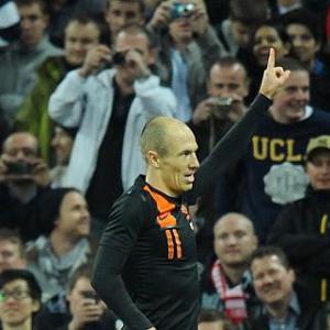 England downed by late Robben goal