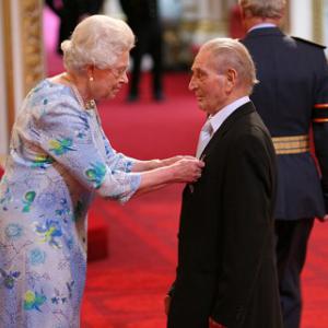 Record-breaker Powell dies