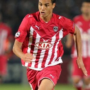 Arsenal sign Chamakh