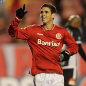 Internacional play hard ball over Oscar