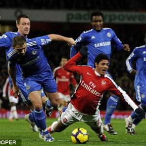 Carlos Vela dropped from Arsenal squad to face Barcelona after losing passport