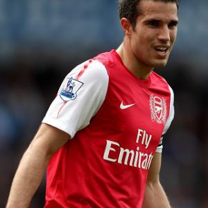 Van Persie set for debut at Everton