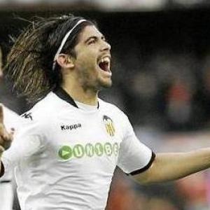 Bad brake! Banega runs himself over