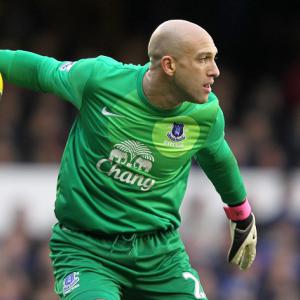 Everton goalkeeper Tim Howard breaks two bones in back