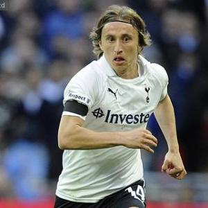 Chelsea interest holds up Modric Madrid move