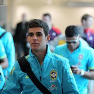Oscar holds fire on Chelsea move