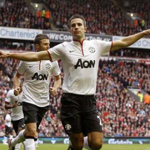 Van Persie penalty sinks Liverpool