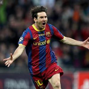 Messi hits 60-goal mark in Barcelona romp