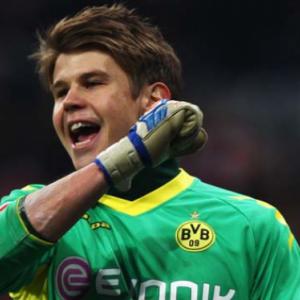 Langerak steps in as Dortmund hammer Hamburg