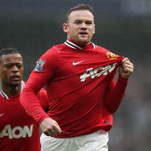 Rooney says sorry after breaking young fan's wrist
