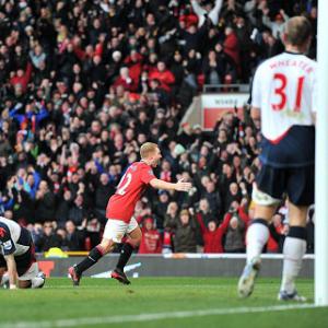 Scholes on target as Man Utd keep pace