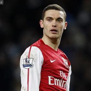 Arsenal captaincy is putting pressure on Vermaelen - Wenger