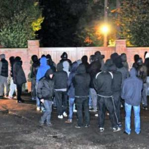Wayne Rooney dials 999 as United mob protest outside his home