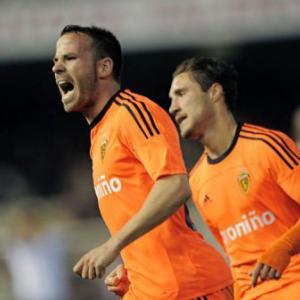 Euro-chasing Valencia beaten by nine-man Zaragoza