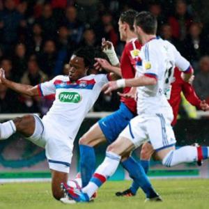 Lyon cruise into French Cup final