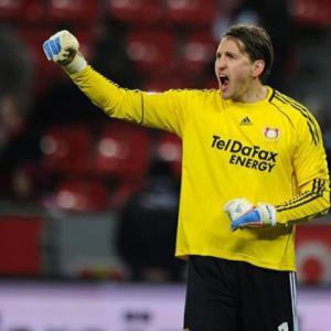 Adler switches to Hamburg from Leverkusen