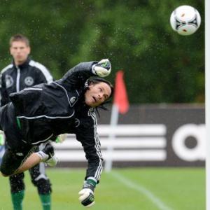 Wolf replaces Wiese in Bremen goal