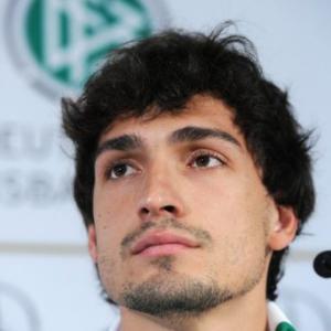 Hummels extends contract with Dortmund