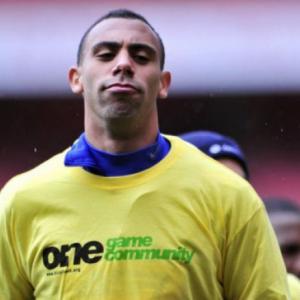Ferdinand ends his 'no t-shirt' protest at Arsenal