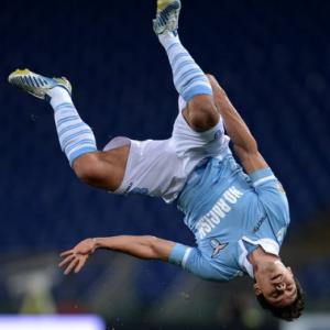 Hernanes double boots Lazio into Cup last eight