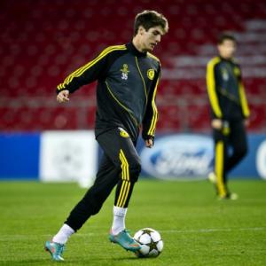 Chelsea loan Brazilian teen Piazon to Malaga