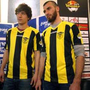 Israeli club unveil Muslim players after uproar