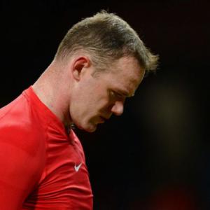Rooney passes penalty duty to Van Persie