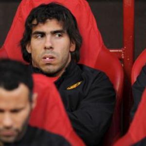 Manchester Uniteds Michael Carrick urges Carlos Tevez to stay at Old Trafford