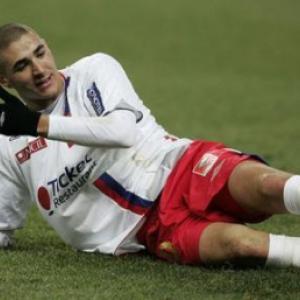 Manchester United and Real Madrid fight for Karim Benzema