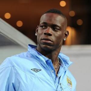 Super Mario sinks Spurs, United down Arsenal