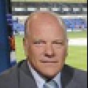 Andy Gray: Heads up Wayne Rooney! In the air he has Peter Crouch beat