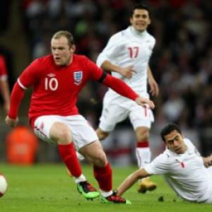 Roo silly boy! Fergie fumes as Rooney plays for England despite knee knock