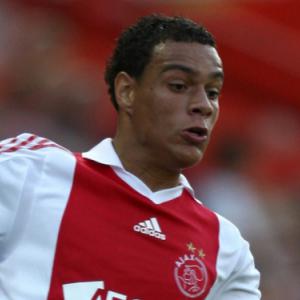 Valencia swoop for Ajax defender van der Wiel