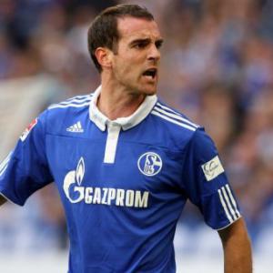 Schalke face Wolves without centre-back Metzelder