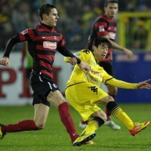 Dortmund down Freiburg to keep pressure on Bayern