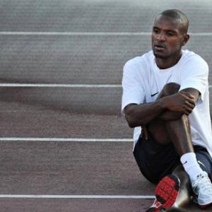 Abidal signs new Barca deal