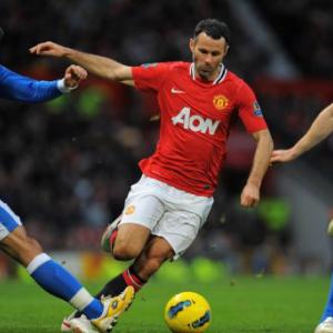 Giggs signs on for another year with United